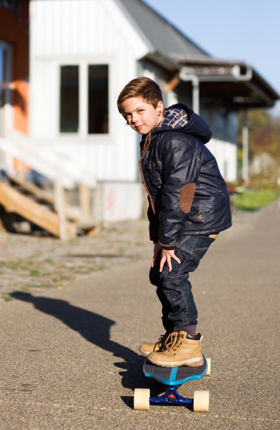 滑板上的男孩图片下载