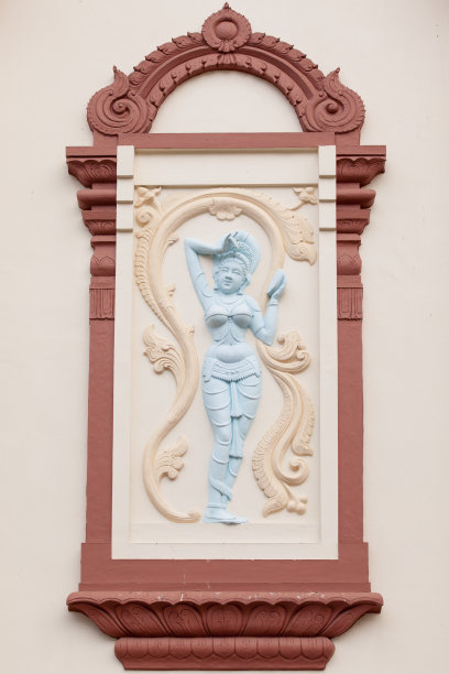 神庙上的女神雕塑图片下载