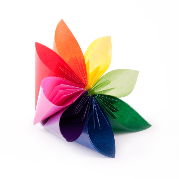 色彩鲜艳的kusudama花，几片在白色的背景图片下载