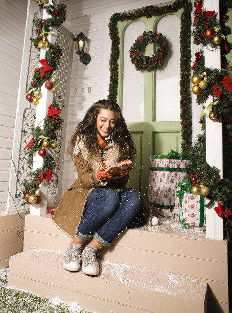 快乐的年轻女孩在家里装饰圣诞节图片下载