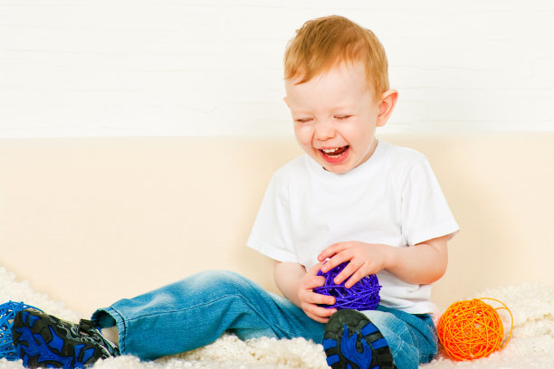 小男孩和飞球图片下载