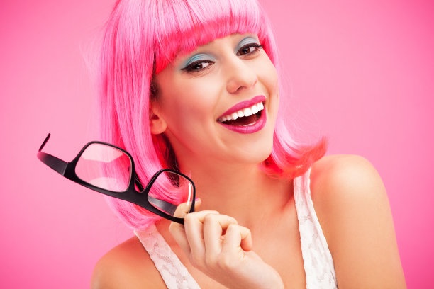 微笑的女人拿着眼镜图片下载