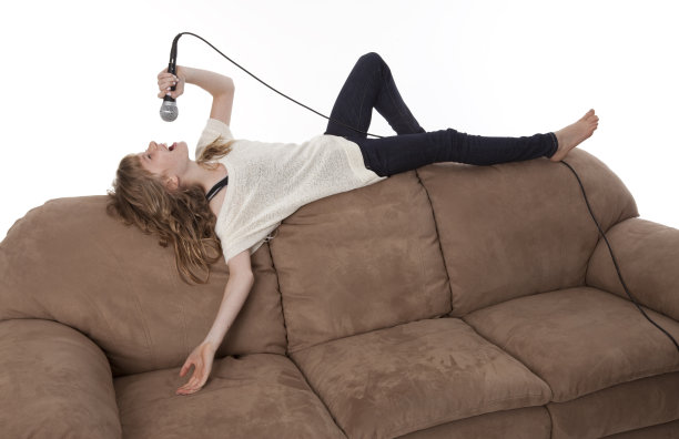 年轻女孩唱歌图片下载