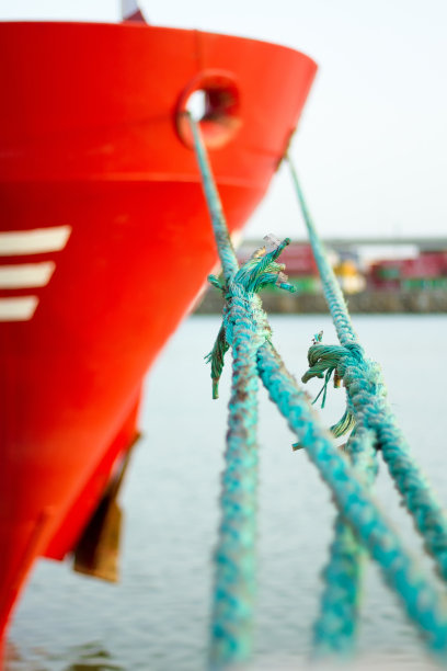 停泊在港口的船舶，重点是系泊缆绳的拼接图片下载