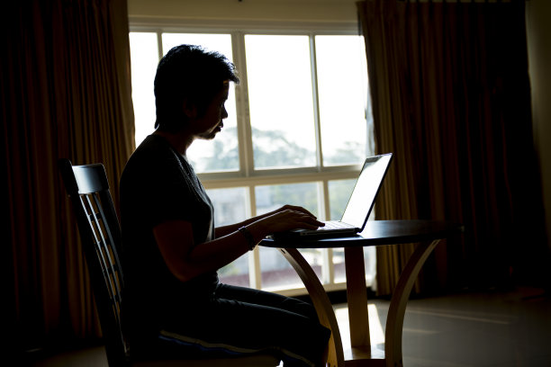 使用笔记本电脑的女人图片下载