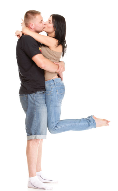 一个美丽的年轻幸福的微笑夫妇孤立的肖像图片下载