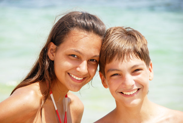 青少年在海边欢笑图片下载