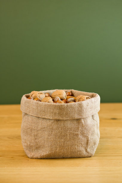 装满坚果的黑森麻袋图片下载