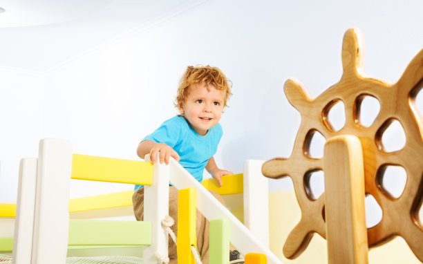 操场上快乐的两岁小孩图片下载