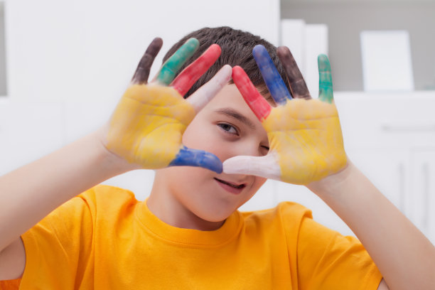 手染了颜色的男孩图片下载