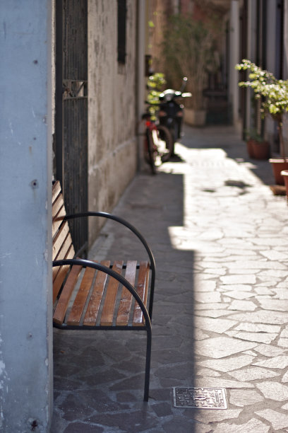 利帕里Canetto大街上的一条孤独的长椅图片下载