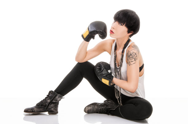 戴拳击手套的漂亮年轻女子图片下载