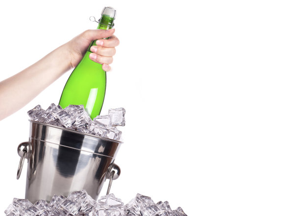 香槟酒瓶放在冰桶中图片下载