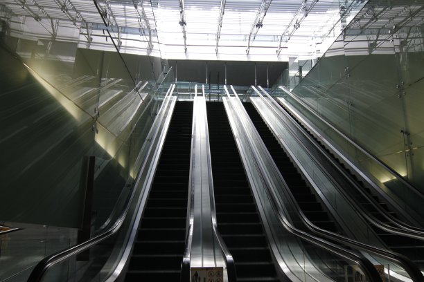 办公大楼的电梯图片下载