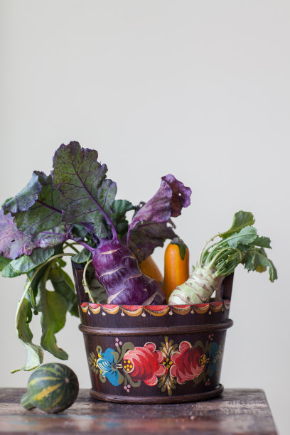 把根菜放在篮子里图片下载