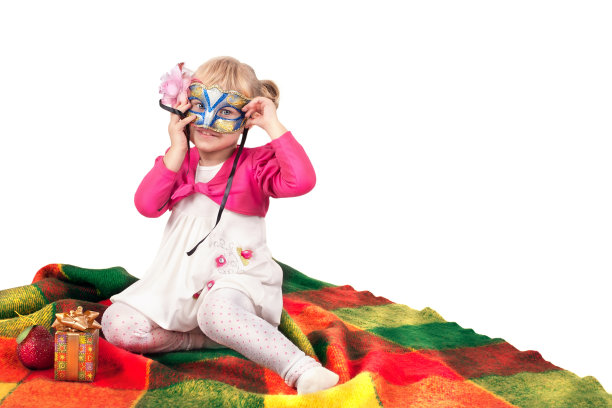 快乐微笑的小女孩带着礼物图片下载