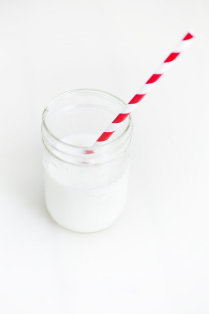 牛奶和吸管图片下载