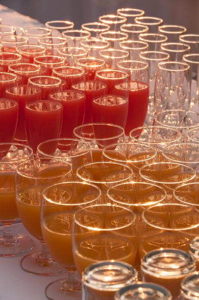 酒席上供应的玻璃杯里的饮料图片下载