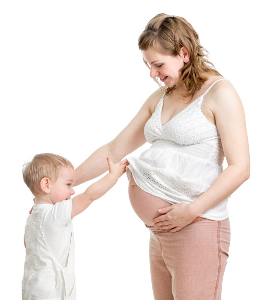 小男孩在看孕妇的肚子图片下载