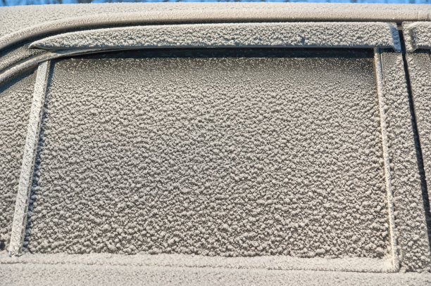 汽车上结了霜。冬天,寒冷的日子。图片下载