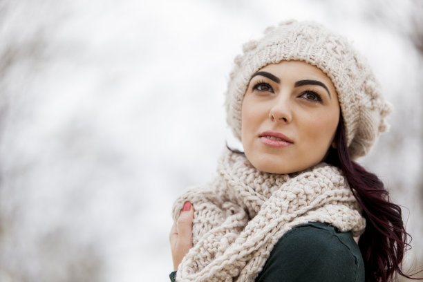 冬天里的年轻女子图片下载