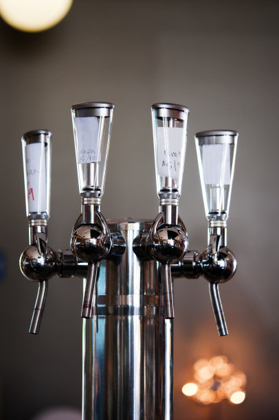 酒倒水龙头图片下载