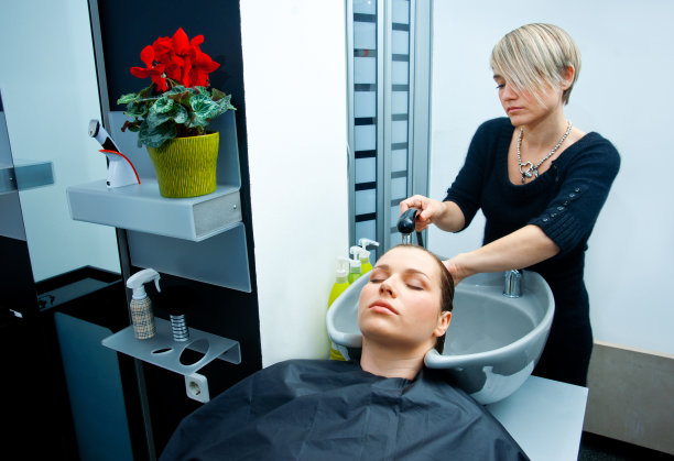 设计师洗头发图片下载