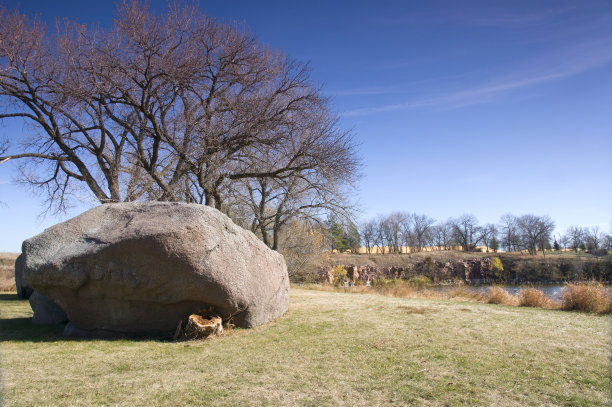 蓝色天空映衬着一块巨石的风景图片下载