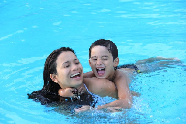 妈妈和儿子在水里玩图片下载