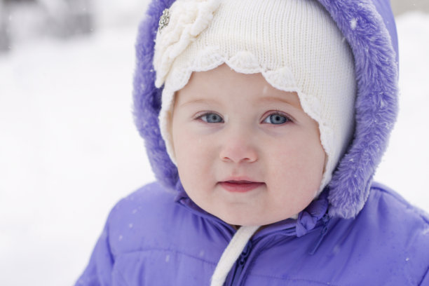冬天里的小女孩图片下载