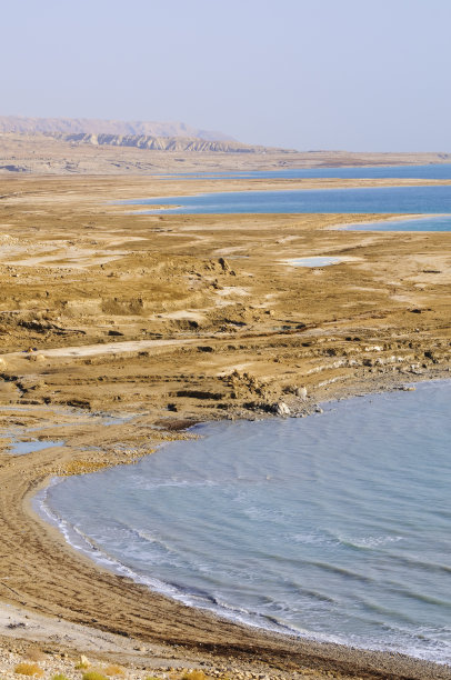 死海不断缩减的水位图片下载