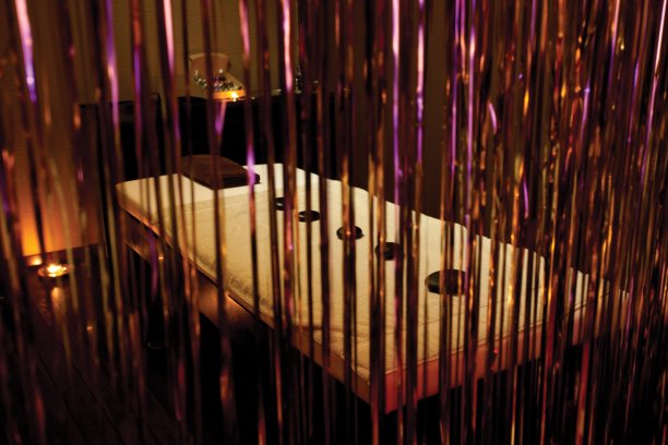 现代水疗中心配有金色窗帘的按摩床图片下载