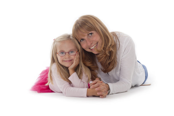 母亲和女儿手牵着手图片下载