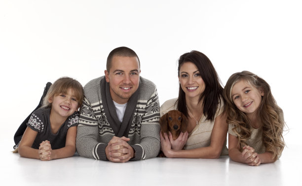 白色上的年轻家庭图片下载