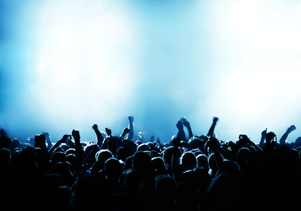 人群在音乐会上在明亮的灯光下欢呼图片下载