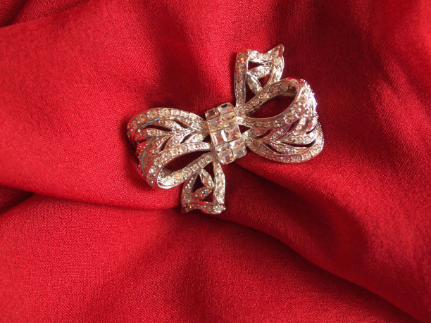 红色围巾上的水晶蝴蝶结胸针图片下载