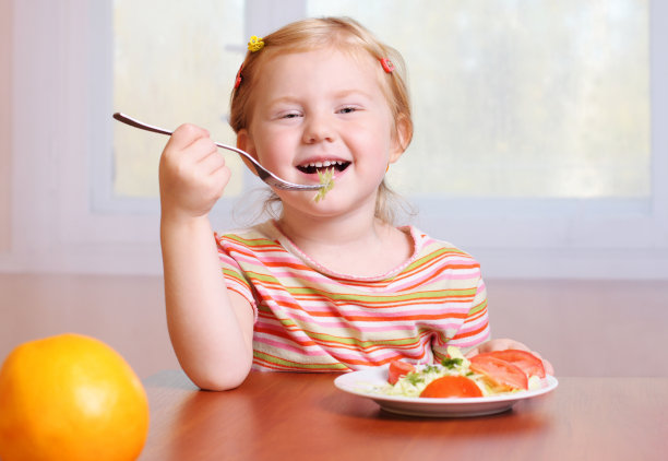 小女孩和沙拉图片下载