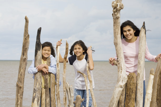 三姐妹在湖边玩耍图片下载