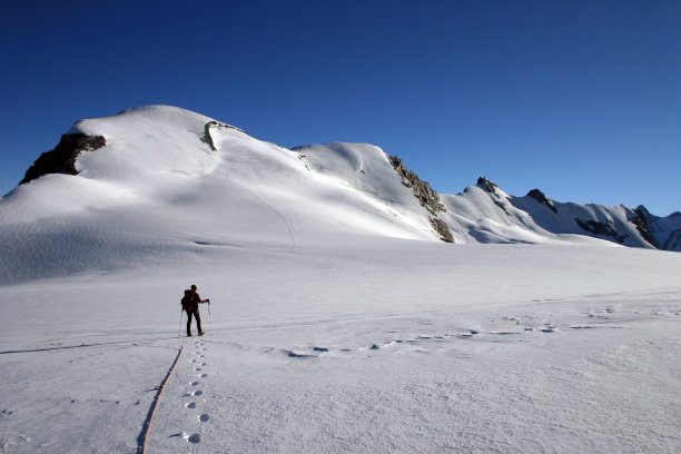 冰川上的登山者图片下载