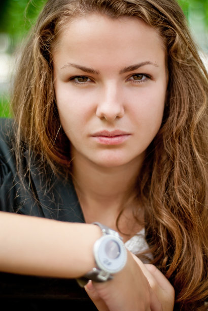 华丽的女人户外肖像。图片下载