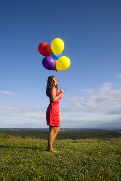 穿红色衣服和气球的女人图片下载