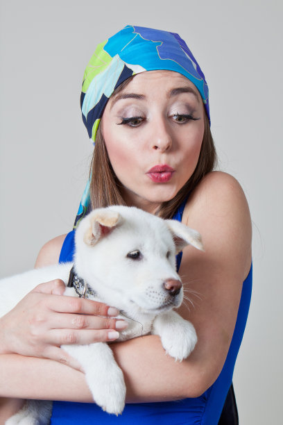 带着狗的女孩图片下载