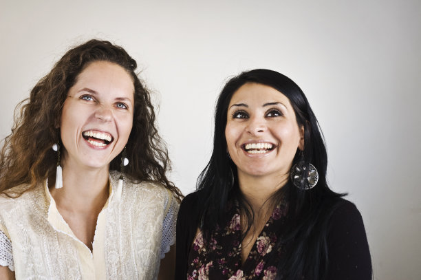 两个年轻的女人图片下载