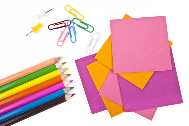 彩色铅笔，回形针和笔记纸图片下载