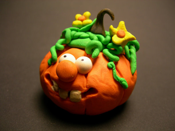 桌上万圣节装饰特写图片下载