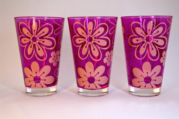 三个粉红色的花图案酒杯图片下载