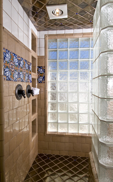 定制淋浴用瓷砖和玻璃图片下载