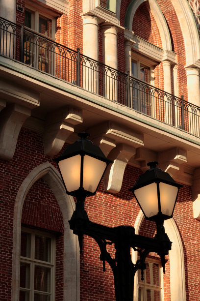 街灯靠在墙上图片下载