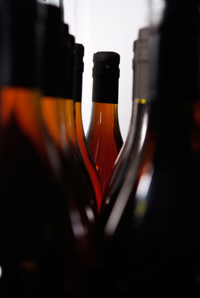 酒瓶孤立的背景图片下载