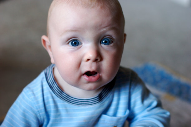 蓝色的大眼睛图片下载